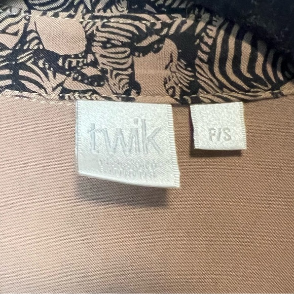 ⚪️ Twik animal print zebra cropped button down blouse - Picture 3 of 7